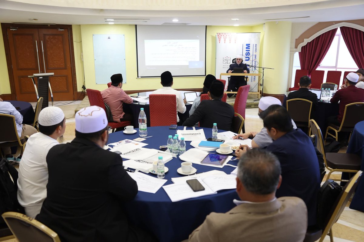 بحمد الله وتوفيقه، أقام مركز خزانة العلم التراثي بجامعة العلوم الإسلامية الماليزية، «ورشة عمل مهارة الإفتاء في العقيدة»، تحت إشراف فضيلة العلامة الشيخ الدكتور سعيد فودة. وشهدت الورشة حضورًا مميزًا من ممثلي الجهات الدينية الرسمية، ودور الإفتاء، والجامعات...

-إدارة الحساب-