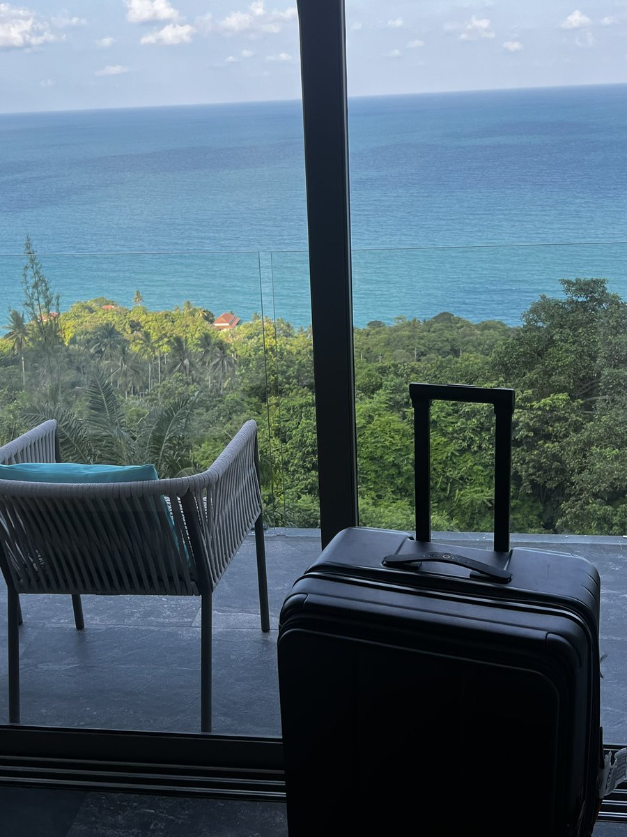 timothylondon_'s tweet photo. Luggage that inspires you to book the room with the view. https://t.co/rduogCTh3r