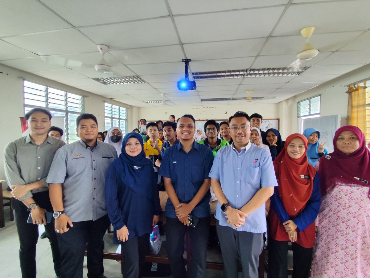 JaPenWPKL's tweet photo. PROGRAM JIWA @ KELAB MALAYSIAKU SMK SERI SENTOSA, DI SMK SERI SENTOSA JALAN KUCHAI LAMA KUALA LUMPUR PADA 18 JUN 2025 (RABU).

Edaran Bahan Penerbitan/Risalah:
- Kepengerusian ASEAN 2025
- Hotline 997 - Pusat Respons Scam Kebangsaan (NSRC)
- Apa Itu Buli Siber? https://t.co/dLmdYtvBMi