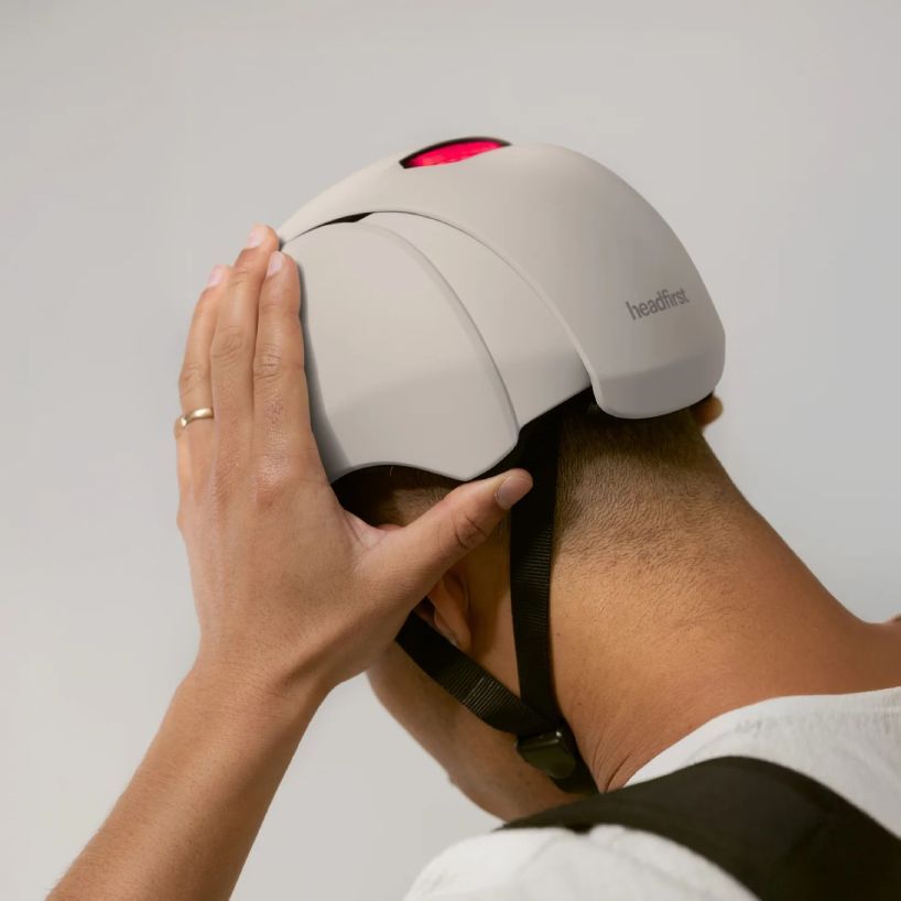 headfirst's self-adjusting bike helmet has brake light that glows when the rider slows down designboom.com/technology/hea…