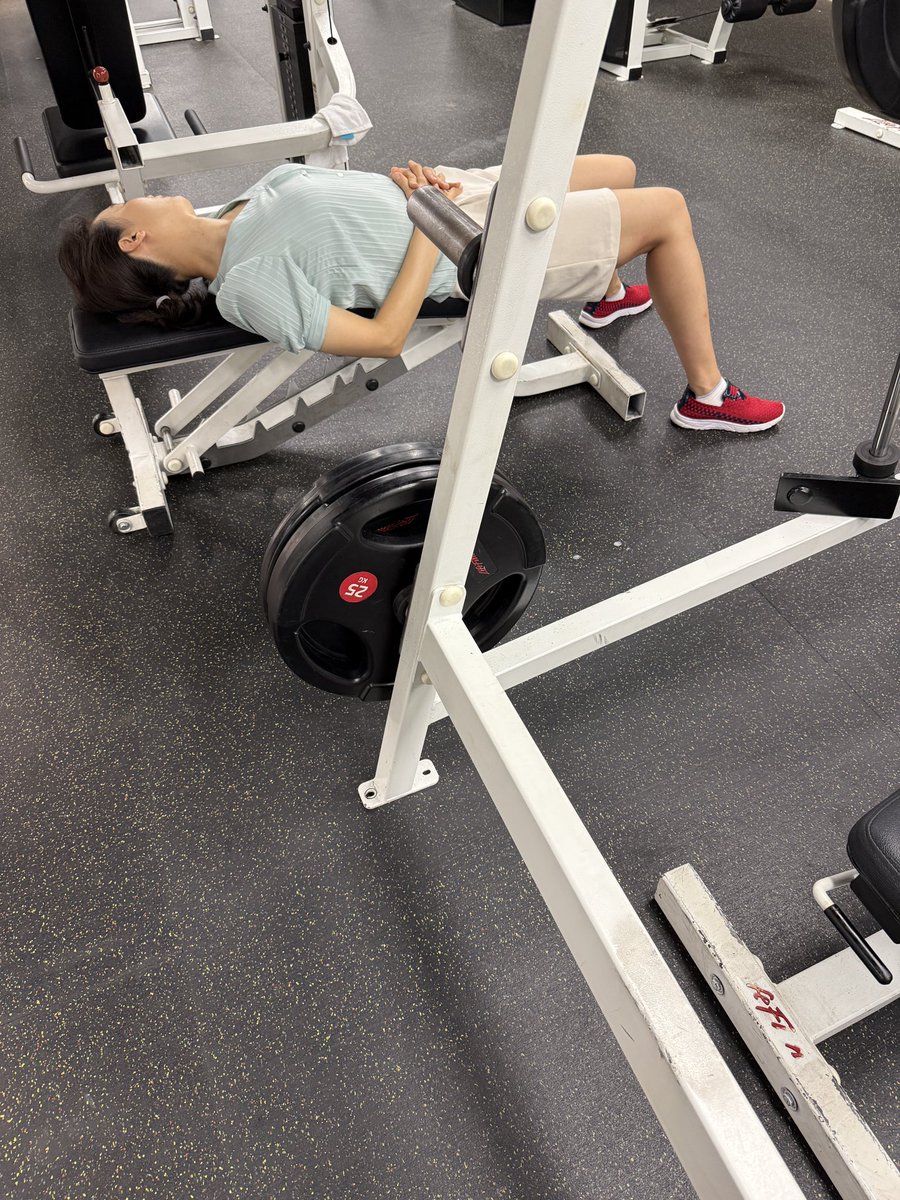 quueeeeeeeeeeee's tweet photo. Tengokla si bodoh PRC, tidur dekat bench, husband dia pula conquer another bench sambil buat benda lain. https://t.co/Z8KwUSoem5