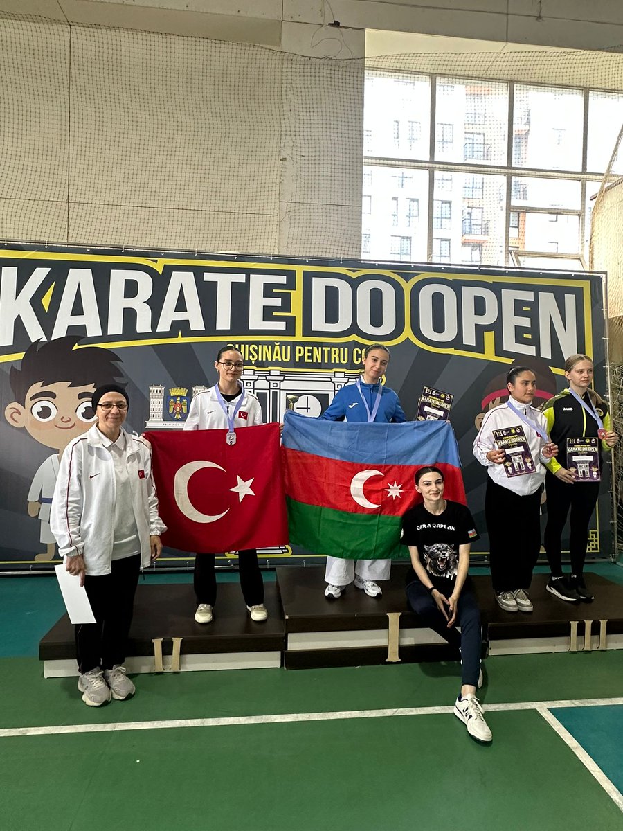 Cerkes_GSIM's tweet photo. 15 haziran Moldova'nın Chişinâu kentinde düzenlenen Uluslarası Moldova Open Karate Şampiyonasında Türkiye'yi temsil eden Hemşerimiz Cemre Çimen (14-15 Yaş) Bayanlar kategorisinde -54 kg’da
 2. olarak gümüş madalyanın sahibi oldu. Başarılarının devamını dileriz.. https://t.co/X7GJS2WCpK