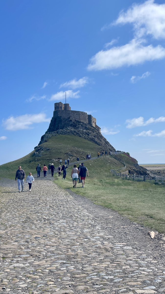 CuthsSociety's tweet image. A huge thank you to all the students who joined us for today’s successful annual trip to Lindisfarne as part of our Evergreen Programme!
We hope you had an amazing time exploring the outdoors and soaking up the sunshine 🌞
#CuthsEvergreen #StCuthbertsSociety