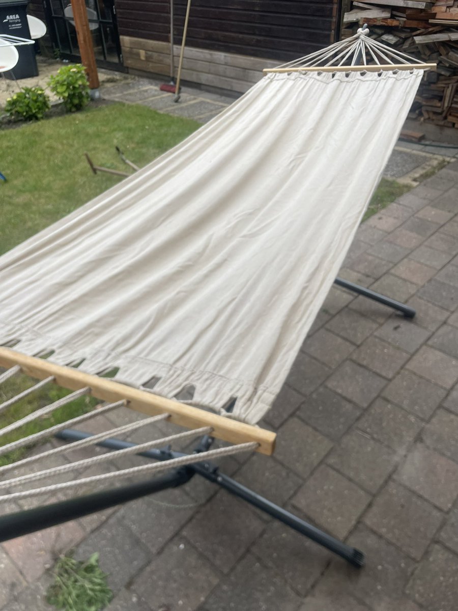 johan05024017's tweet image. Hitte protocol……!! 

Boek erbij en de dag maar uitliggen….!! 😅🤣

#hitteprotocol #vervelend #hangmat