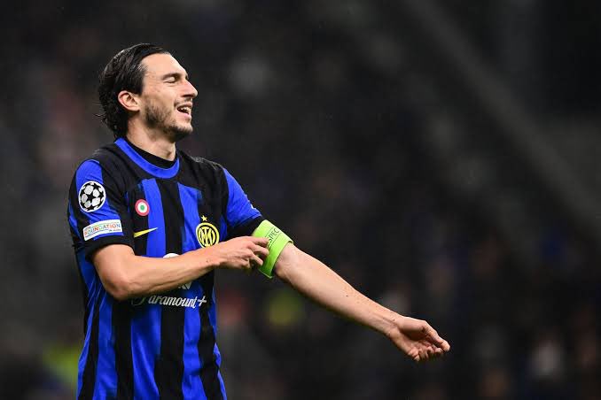 Fenerbahçe’den transfer teklifi alan 36 yaşındaki Matteo Darmian futbolu bırakmayı düşünüyor. 

(Football Italiano)