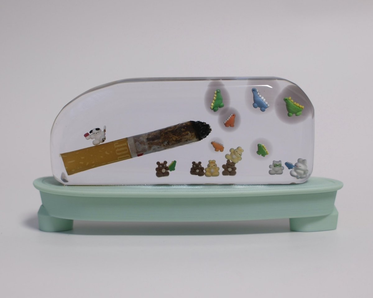 언젠가 먼 미래에 이덩어리만 달랑 발견된다면
공룡은 담배때문에 죽었다고 기록될 것이다••
2025, 9.5*4(cm), resin and clay

수석 같은 느낌으로 깎아보았습니다.. (ˇ⊖ˇ)
내일 오후10시, 스토어에 업로드예정입니다..