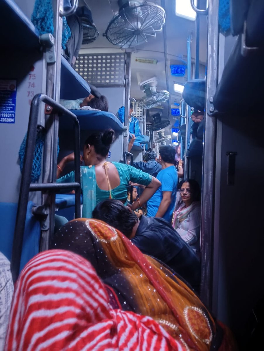 रिजर्वेशन में जनरल डिब्बों की तरह भरे हैं