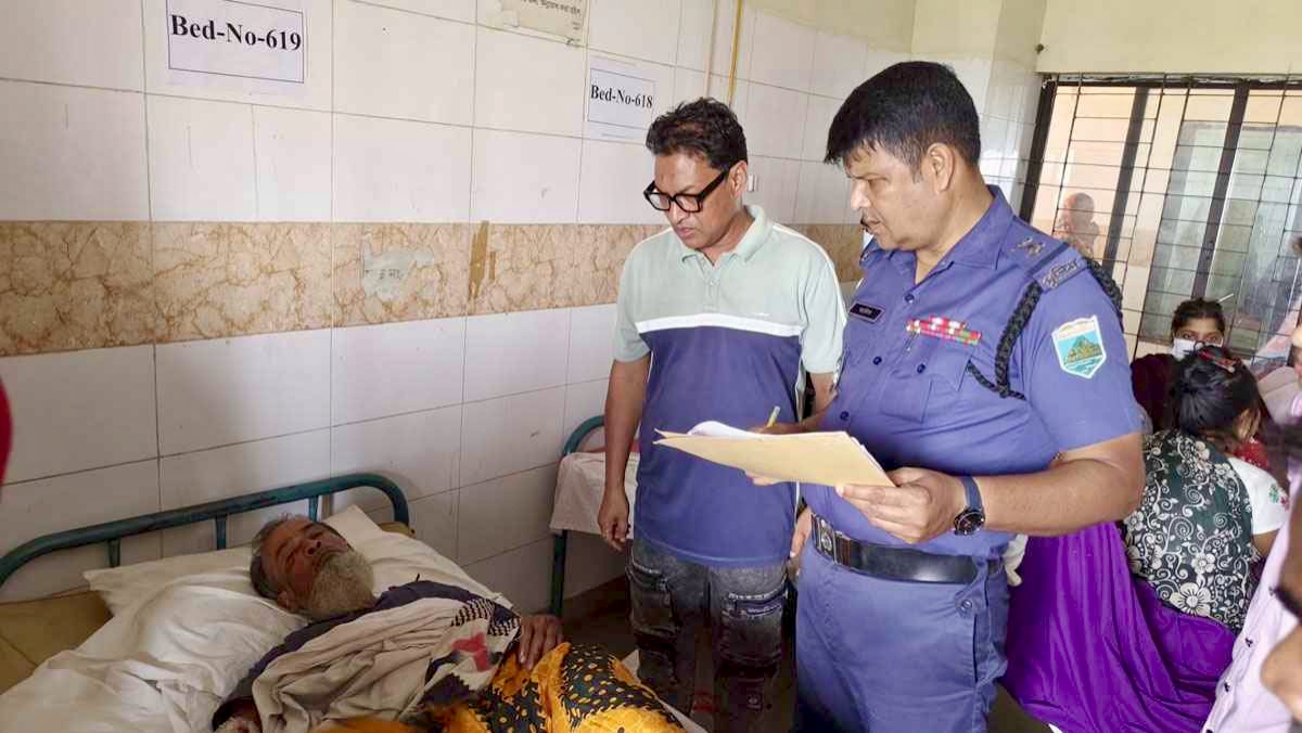 নওগাঁয় সড়ক দুর্ঘটনায় নারী নিহত, শিশুসহ আহত ৬: বেক্সিমকো গাড়ির সঙ্গে সংঘর্ষ