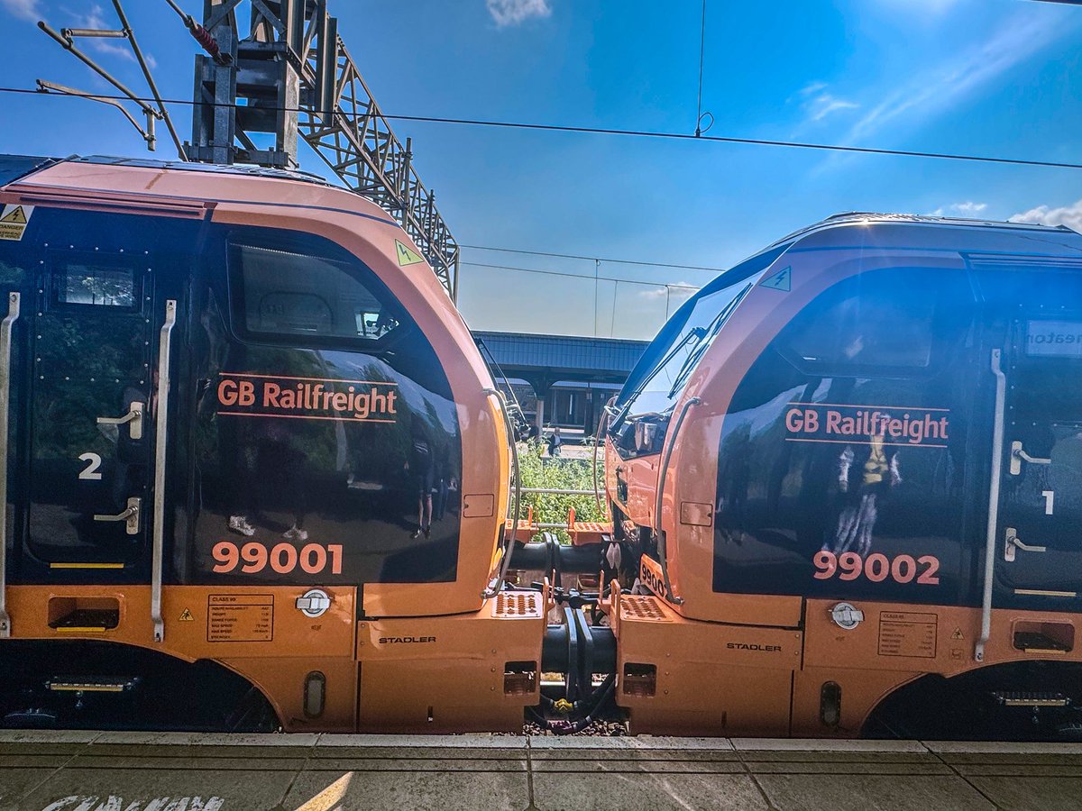 SydneyBridgeTMD's tweet image. 99001 &amp;amp; 99002 seen at Nuneaton on yesterday’s move from Avonmouth Hanson Sidings to Leicester Loco Inspection Point hauled by 66307 ‘Ipswich Town’ working 0Q66 17/6/25 @GBRailfreight #Stadler #Class99