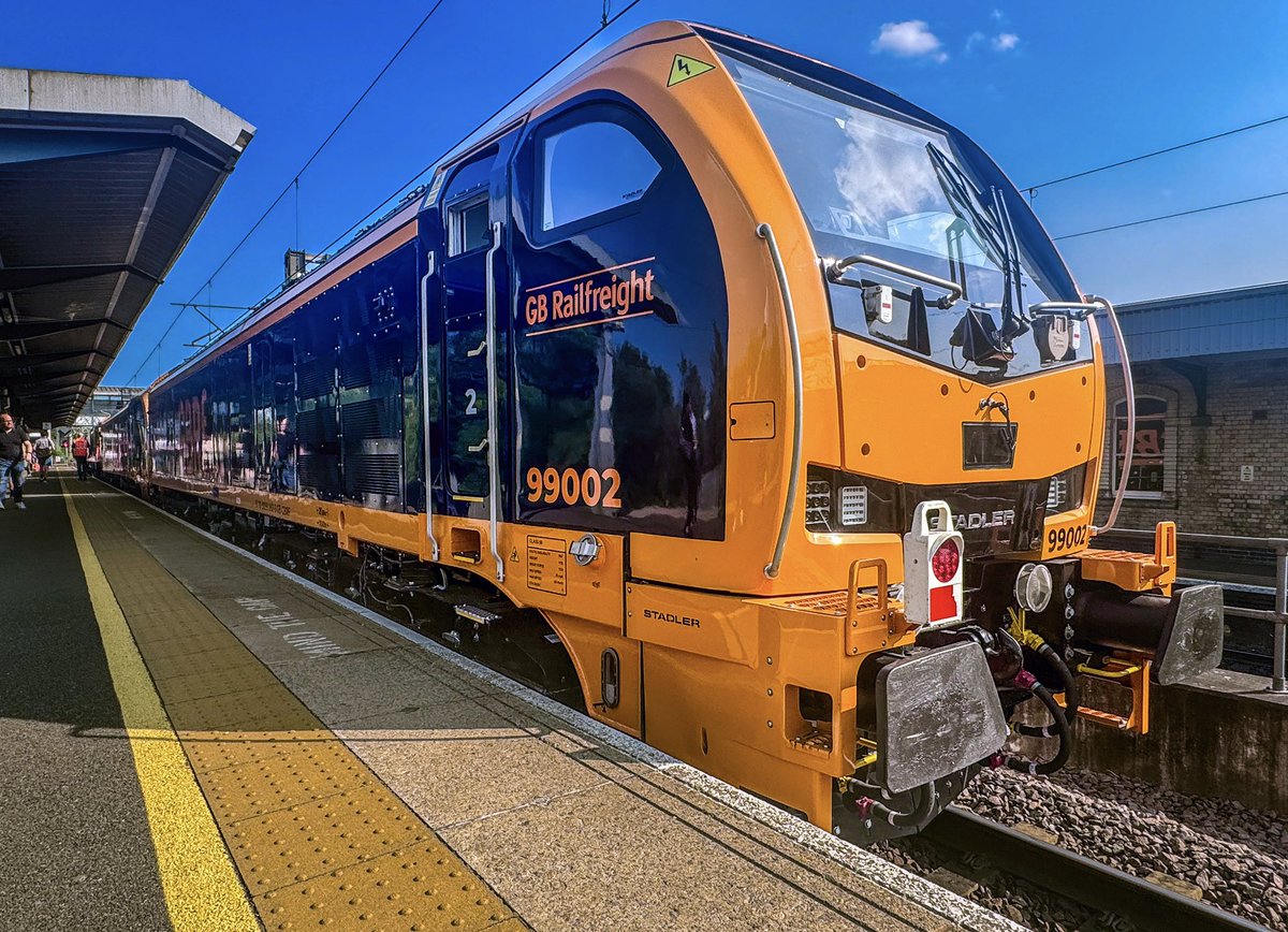 SydneyBridgeTMD's tweet image. 99001 &amp;amp; 99002 seen at Nuneaton on yesterday’s move from Avonmouth Hanson Sidings to Leicester Loco Inspection Point hauled by 66307 ‘Ipswich Town’ working 0Q66 17/6/25 @GBRailfreight #Stadler #Class99