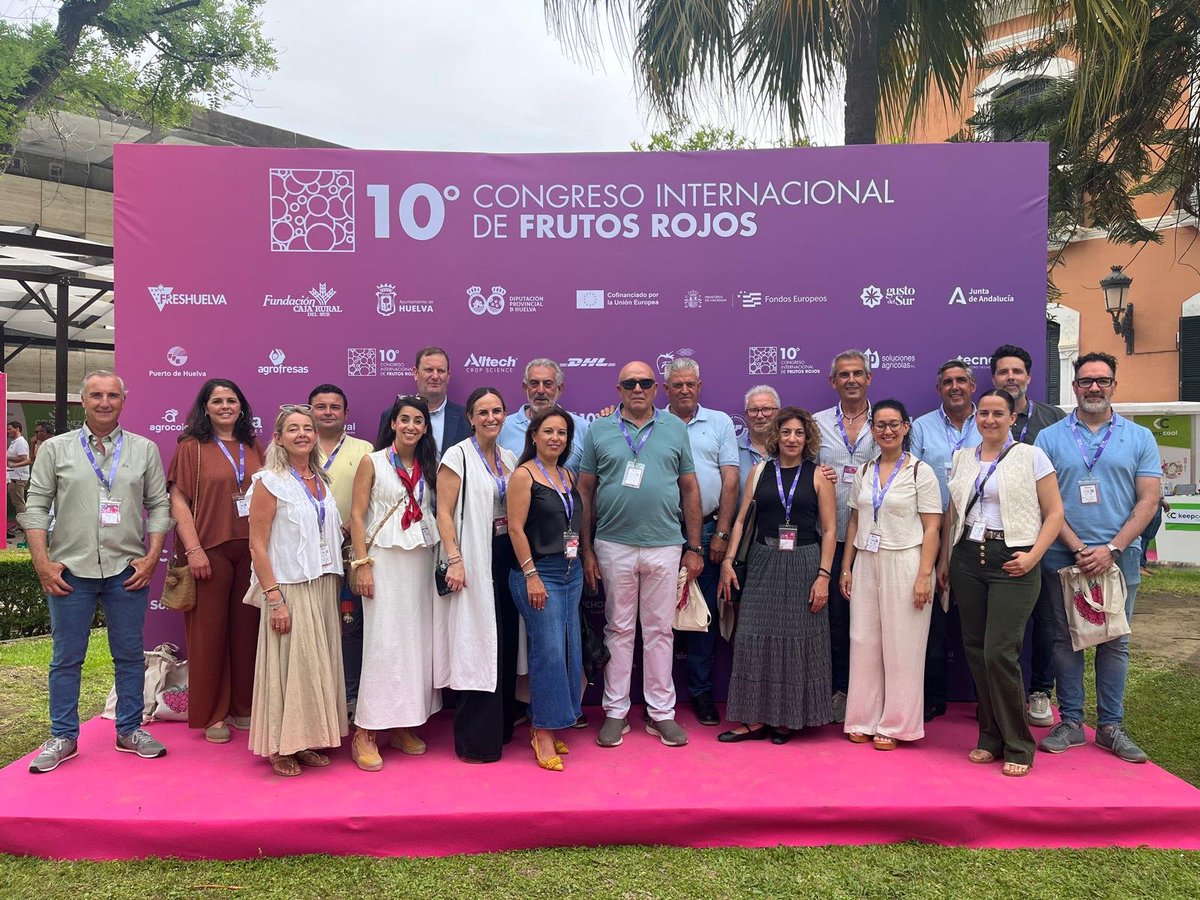 El X 𝐂𝐨𝐧𝐠𝐫𝐞𝐬𝐨 𝐈𝐧𝐭𝐞𝐫𝐧𝐚𝐜𝐢𝐨𝐧𝐚𝐥 𝐝𝐞 𝐅𝐫𝐮𝐭𝐨𝐬 𝐑𝐨𝐣𝐨𝐬, organizado por Freshuelva, ha arrancado hoy en la Casa Colón de Huelva, hasta donde se ha desplazado una delegación de 𝐆𝐫𝐮𝐟𝐞𝐬𝐚 para asistir a la jornada inaugural.