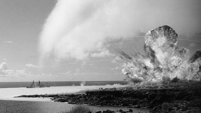 「核爆発ってTNT火薬2000トンの威力とか表現するじゃん」
「うん」
「じゃあ本当にTNT火薬を500トンくらい集めたら、核爆弾じゃなくても核爆発の衝撃波を再現して被害がどのくらいになるか実験できるんじゃない？」

1964年のセーラーハット実験である
ちなみに500ショートトンなので実際450トンくらい