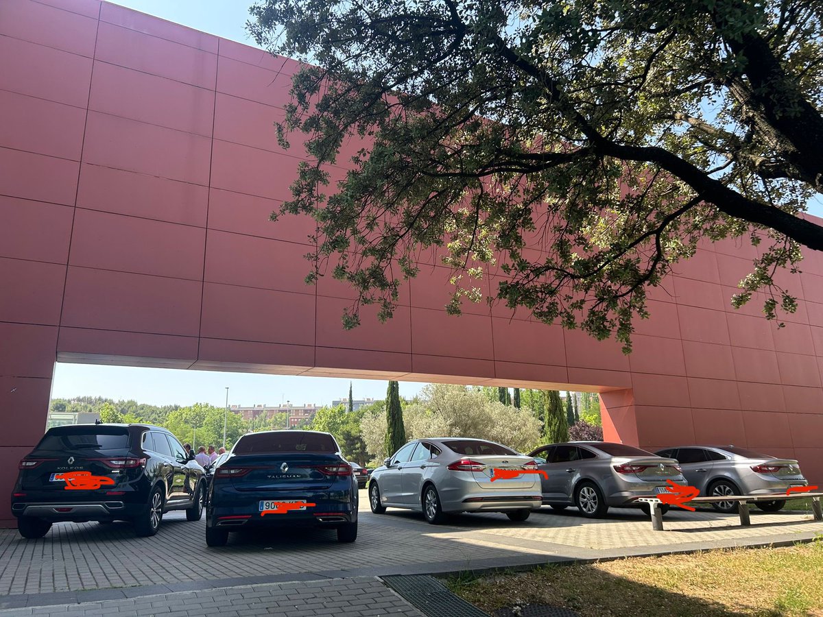 Ante las dudas surgidas, lo que se celebra en el Miguel Delibes no es una feria del automóvil. Son los Premios Castilla y León a los que, aparentemente, sólo se puede acudir en coche oficial.