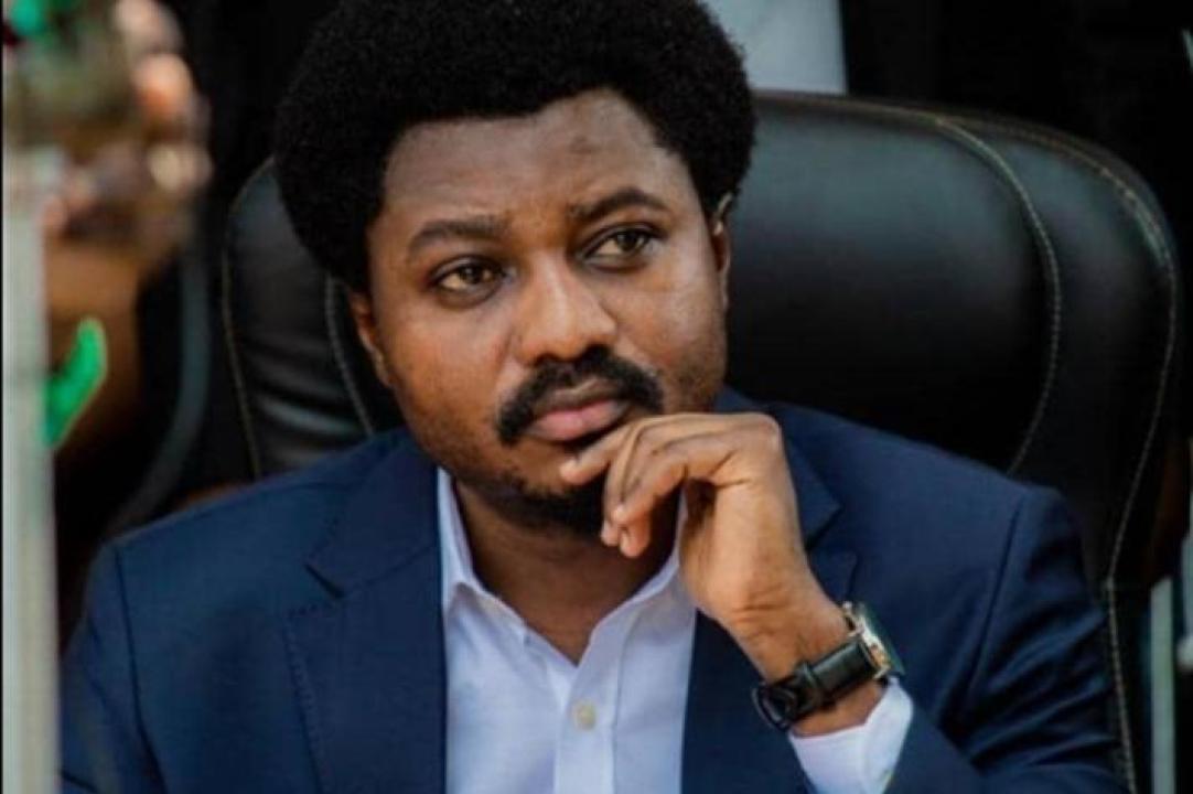 ambroise_mamba's tweet image. Confirmé. #Constant #Mutamba est chez lui à la maison avec des agents des services à ses trousses. Hier, après la cité de l'Union Africaine, il était effectivement parti à l'ambassade du #Cuba où il n'a eu qu'un passage éclair, avant de rentrer à son domicile. #Fatshi lui aurait