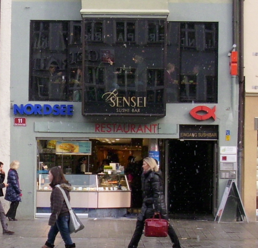 Das Foto ist aus Innsbruck von 2010. Ich weiß nicht, ob es die Nordsee oder das Lokal darüber heute noch existiert, einen Schnappschuss war es mir damals jedenfalls wert. Ich überlegte, woher das Sushilokal seinen Fisch bezog.