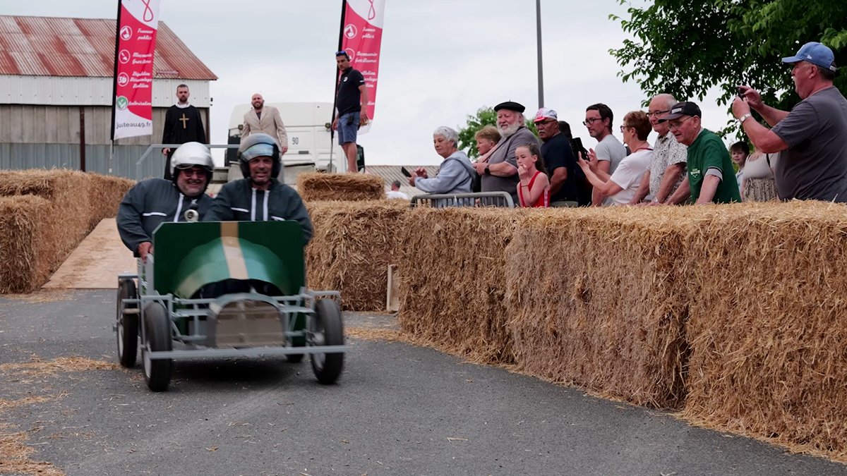 👋 #RencontresàTable -  Course de caisses à savon @PaysDeLaLoire

À Nueil-sur-Layon, tout se passe comme sur des roulettes... et pour cause ! 🚗
Au cœur d’une journée rythmée par les descentes spectaculaires de caisses à savon, le camion « Aimez la viande, mangez-en mieux. » a