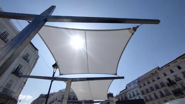 Talan árboles que dan sombra natural y se gastan millón y medio de euros en estos toldos para dar su primera sombra artificial en 160 años! 

El PP, todo un ejemplo de gestión del dinero público.