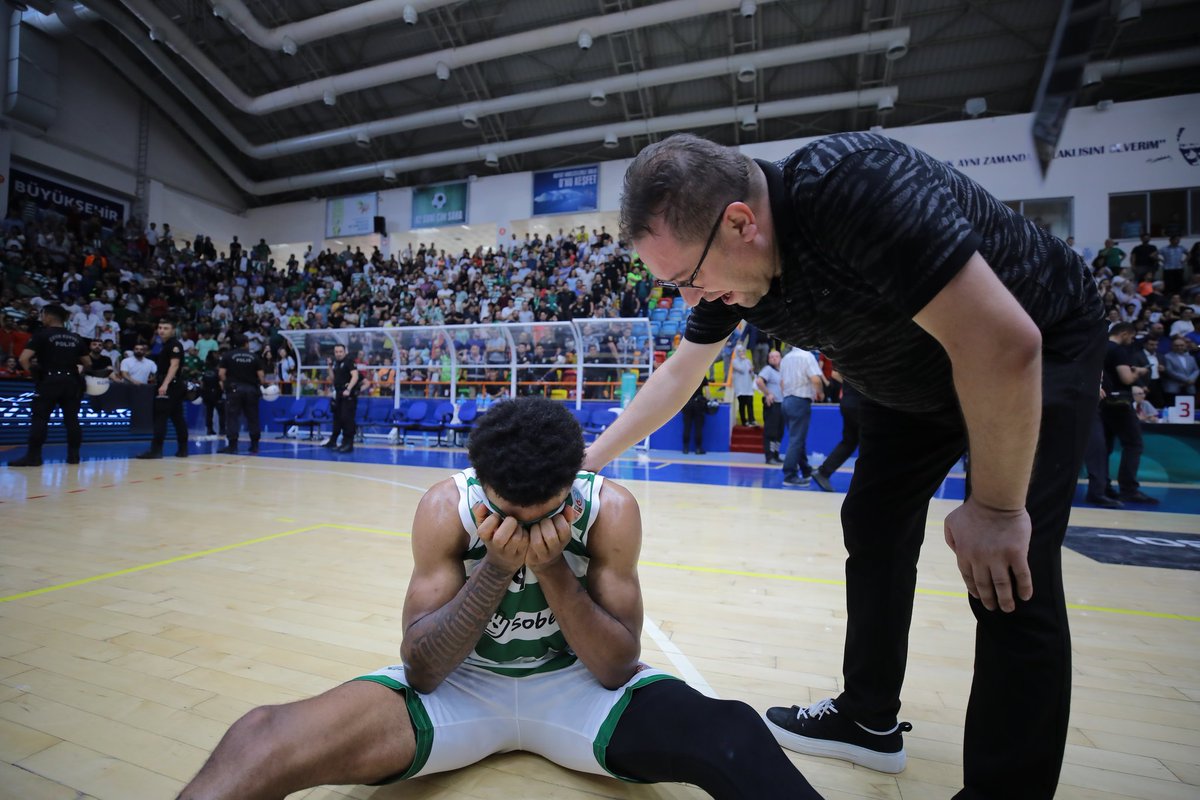 3 yıl önce bugün, Konyaspor'un 100. yılında Süper Lig'e yükselmiştik

Hemen 1 gün sonra Engin hocayla yaptığımız röportajda şampiyonlukta saha içi kadar saha dışındaki kenetlenmenin ne kadar önemli olduğunu öğrendim

Anıları tazelemek isteyenler için link
youtube.com/watch?v=tDLu2-…