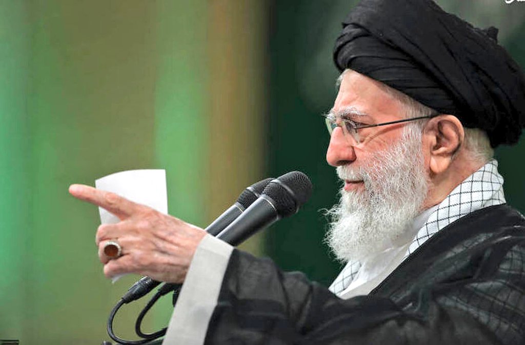 Ayatollah Khamenei 🇮🇷 :
"Those familiar with #Iran 's history know that we never surrender"