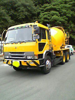 #見た人も無言で黄色の何かを上げる