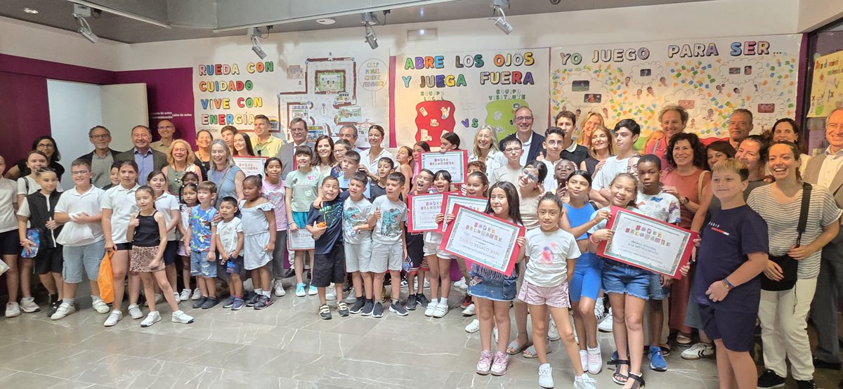 Promoción de Vida Saludable en Andalucía (@vidasaludand) on Twitter photo 🏆Entrega de premios del concurso "SUPERSALUDABLE" en el Polígono Sur de Sevilla, en el marco del proyecto #HEALTH4EUKIDS
#SaludPúblicaAndalucía <a href="/saludand/">Consejería de Salud y Consumo</a>
<a href="/AndaluciaRELAS/">RELAS - Red Local de Acción en Salud de Andalucía</a> <a href="/EASPsalud/">Escuela Andaluza SP</a> #andaluciasaludable
<a href="/poligono_sur/">Comisionado Polígono Sur</a> <a href="/ventanafamilia/">Ventana abierta a la Familia</a> <a href="/CDOIA/">Observatorio Infancia y Adolescencia Andalucía</a> <a href="/RedSabia/">Red Sabia</a>
➡️miguiadesalud.es/es/entrega-de-… 🏆Entrega de premios del concurso "SUPERSALUDABLE" en el Polígono Sur de Sevilla, en el marco del proyecto #HEALTH4EUKIDS
#SaludPúblicaAndalucía <a href="/saludand/">Consejería de Salud y Consumo</a>
<a href="/AndaluciaRELAS/">RELAS - Red Local de Acción en Salud de Andalucía</a> <a href="/EASPsalud/">Escuela Andaluza SP</a> #andaluciasaludable
<a href="/poligono_sur/">Comisionado Polígono Sur</a> <a href="/ventanafamilia/">Ventana abierta a la Familia</a> <a href="/CDOIA/">Observatorio Infancia y Adolescencia Andalucía</a> <a href="/RedSabia/">Red Sabia</a>
➡️miguiadesalud.es/es/entrega-de-…