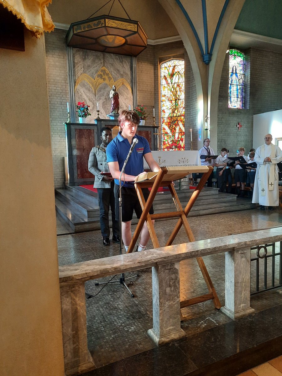 CHC_Stephen's tweet image. So wonderful to have young people from Catholic schools supporting the @CardinalHumeCHC, at the anniversary Mass for Cardinal George Basil Hume. Our thanks to Jamie C, one of our young volunteers from @CardinalVaughan, and the beautiful voices of the Chamber Choir of @LOSMusic1.