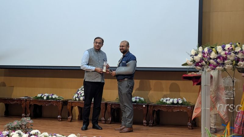 vassar_labs's tweet photo. Recap: At the “Leveraging Earth Observations for Digital Agriculture” event, our CEO Nikhilesh Kumar showcased how Vassar’s #FieldWISE is driving #ClimateSmartAgri & Agri DPI using Remote Sensing, AI & data insights. 🌱📡
Grateful to @NRSC, IN-SPACe & Dr. V.M. Chowdary! https://t.co/NuR8ra0gXj