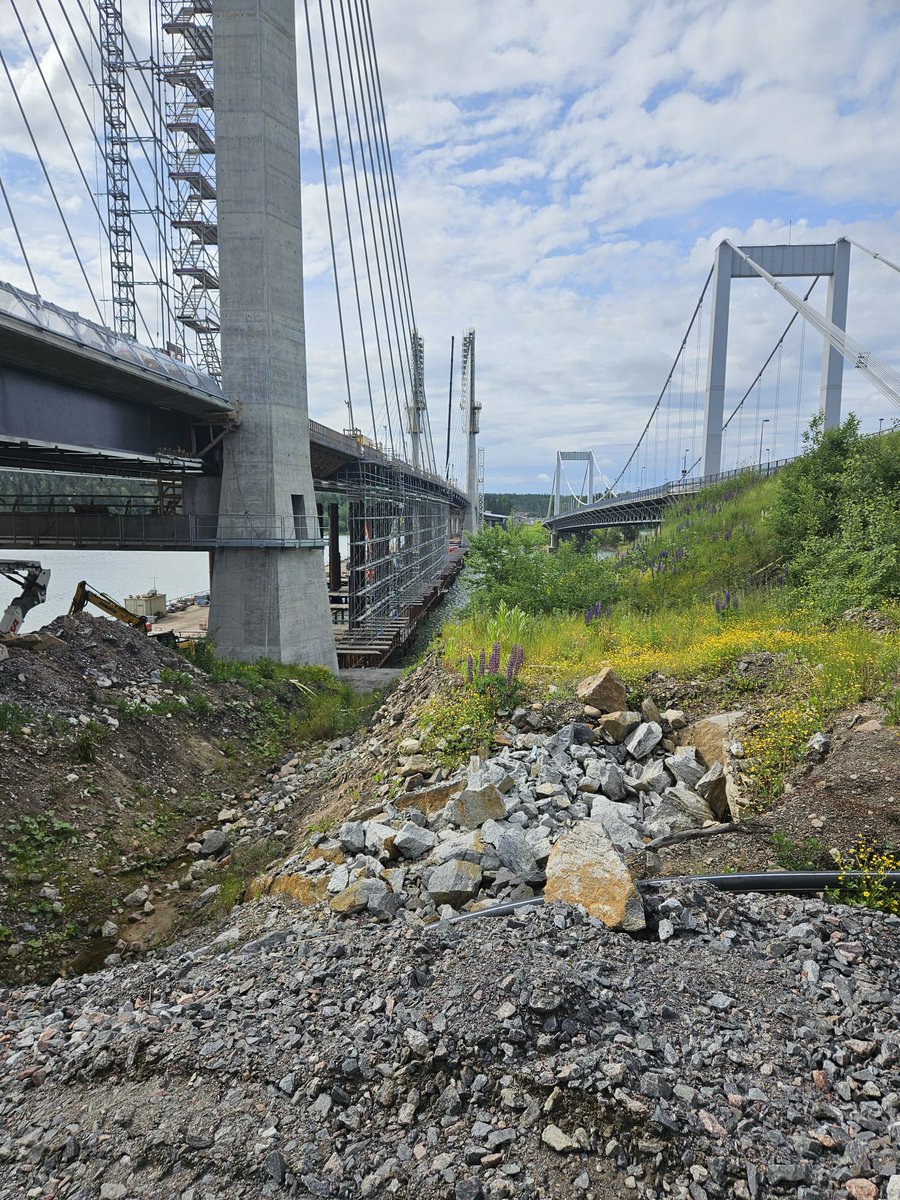 Hieno päivä uuden <a href="/vaylafi/">Väylävirasto</a> Kirjalansalmen  vinoköysisillan työmaalla. Vinoköydet on asennettu ja käynnissä on pylonien viimeistely. Silta saadaan liikenteelle vuoden loppuun mennessä.
Allianssihanke <a href="/KreateOy/">Kreate Oy</a> kanssa. facebook.com/ravsundhessund