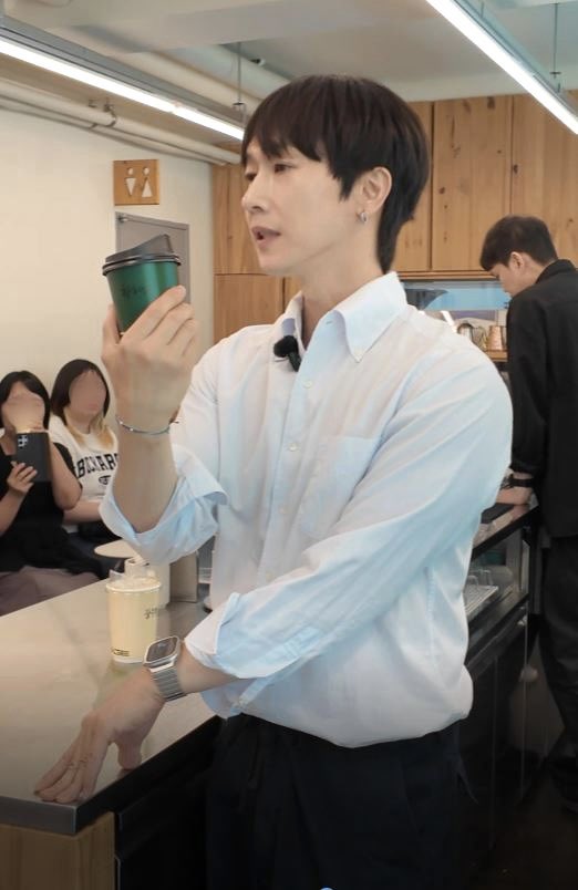 🚪똑똑똑..
누구니?
우혀기에용(ᐡ• ·̫ •ᐡ)
우혁이구나.ᐟ .ᐟ 넌 두드릴 필요가 없단다💙
모두가 알럽유하는 장우혁 덕분에  더 행복했던 시간.ᐟ 
매일 매일 장우혁 하자구용 ꒰՞⸝⸝•̀𖥦•́꒱و ̖́-

#장우혁  #일일카페  #링키지커피  #기부프로젝트