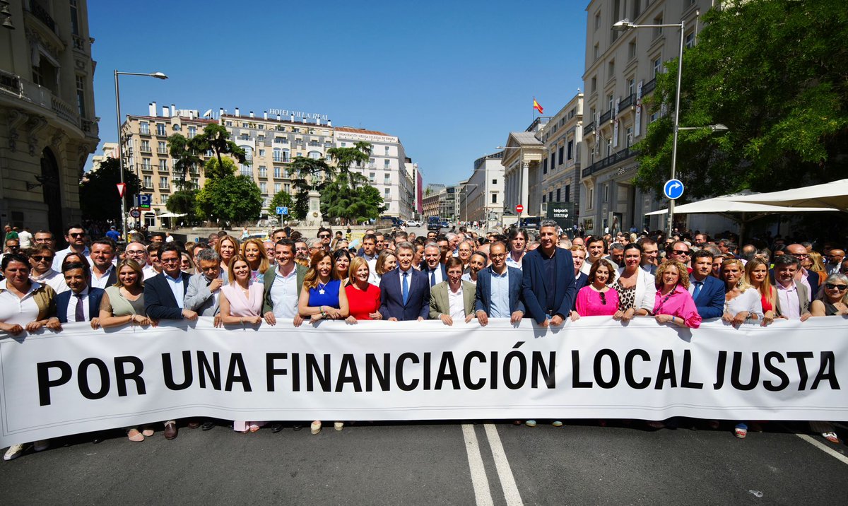 📢Concentración ante el <a href="/Congreso_Es/">Congreso</a> para pedir una #financiación local justa. 

➡️“Pedimos una financiación #local justa en nombre de los 7.406 #ayuntamientos que integran la Federación Española de Municipios y Provincias (#FEMP)”.