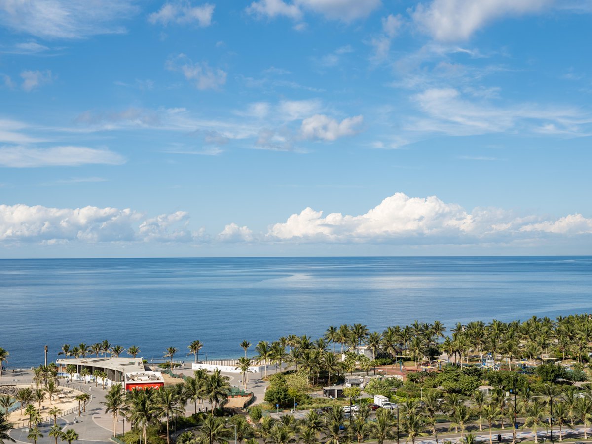 صباح مختلف، يبدأ بفنجان قهوة دافئ وإطلالة ساحرة على البحر 🌊☕️
استمتع بالهدوء من غرفتك✨..

Wake up to the perfect blend of comfort and a breathtaking view ☕️🌊✨