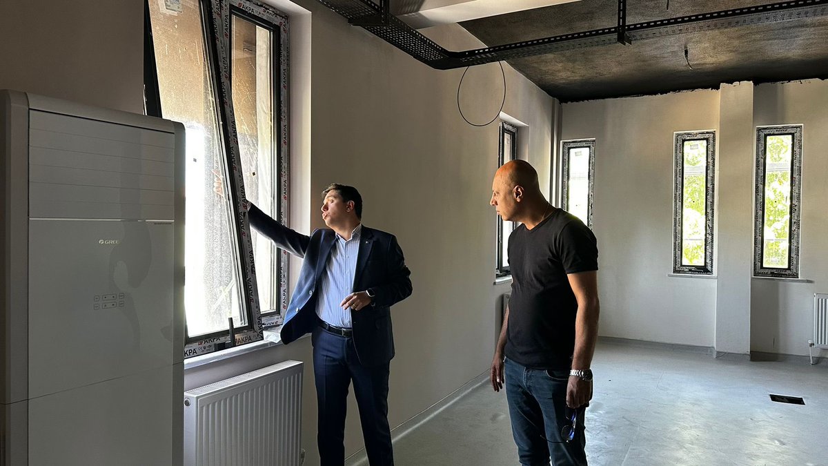 Kaymakamımız Mustafa ARSLANŞAHİN yapımı devam eden İlçe Halk Kütüphanesi inşaat ve tadilatını inceleyip, müteahhit firma sorumlusundan bilgi alıp, kolaylıklar diledi.