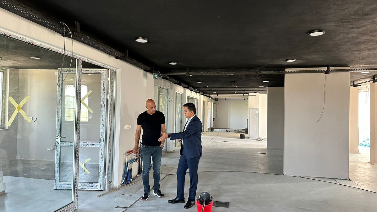 TC_ANDIRIN's tweet photo. Kaymakamımız Mustafa ARSLANŞAHİN yapımı devam eden İlçe Halk Kütüphanesi inşaat ve tadilatını inceleyip, müteahhit firma sorumlusundan bilgi alıp, kolaylıklar diledi. https://t.co/9JCELWpkxT