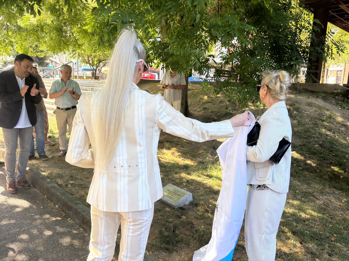 ✅Esta mañana se descubrió una placa en memoria del catedrático Alfonso Cid Sabucedo, profesor en la Uvigo y también participó en el movimiento social para ubicar en Ourense la UNED. Organizaron el acto Adolfo Pérez Abellás, Camilo Isaac Docampo Gómez y Elías Domínguez Prieto.