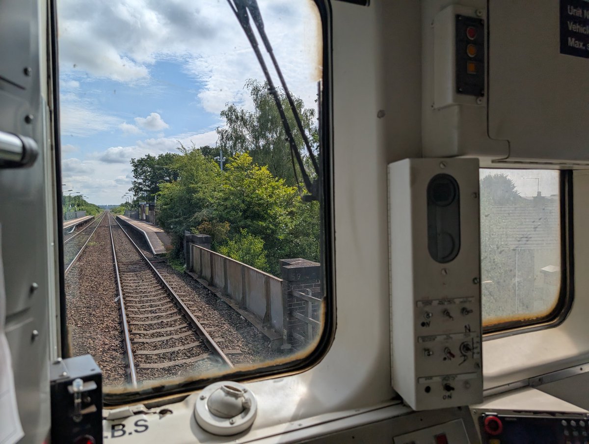 a good day of work has been had ❤️
two units of differing midland origins making up my cheshire lines trips