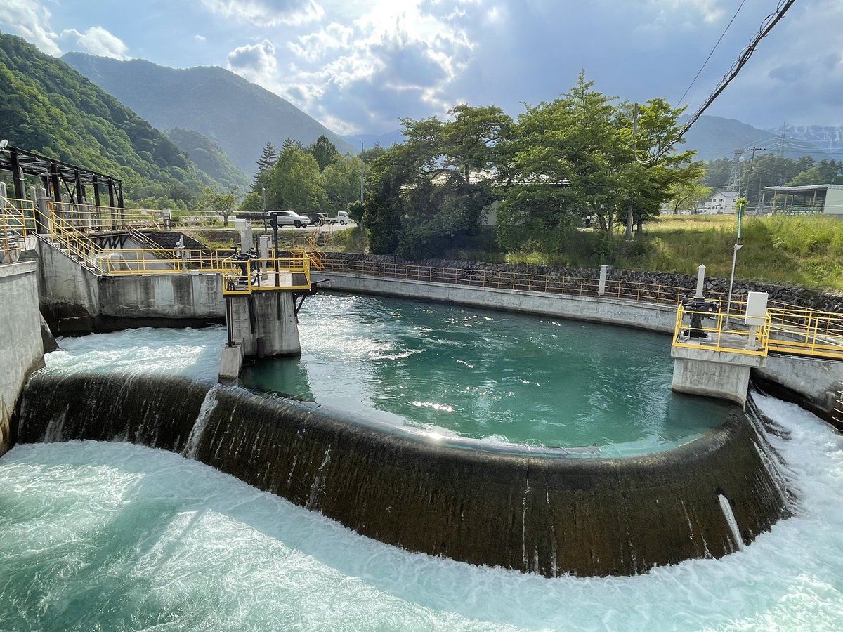 【水力発電所シリーズ（２）】梅雨の雨も、地域の未来を支える力に。
レゾナック大町事業所が運営する「水利システム」は、36kmの導水路と700mの高低差を活かし、農業・生活・発電に安定した水を供給しています。この仕組みは、大町市のSDGs未来都市計画の基盤としても紹介されています。