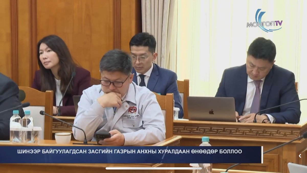 Нөгөө асуудалтай мэдрэл хүүхэн чинь дахиад дээр заларчжээ ах минь 😄 <a href="/budragchaaser/">Budragchaa Serdamba</a>