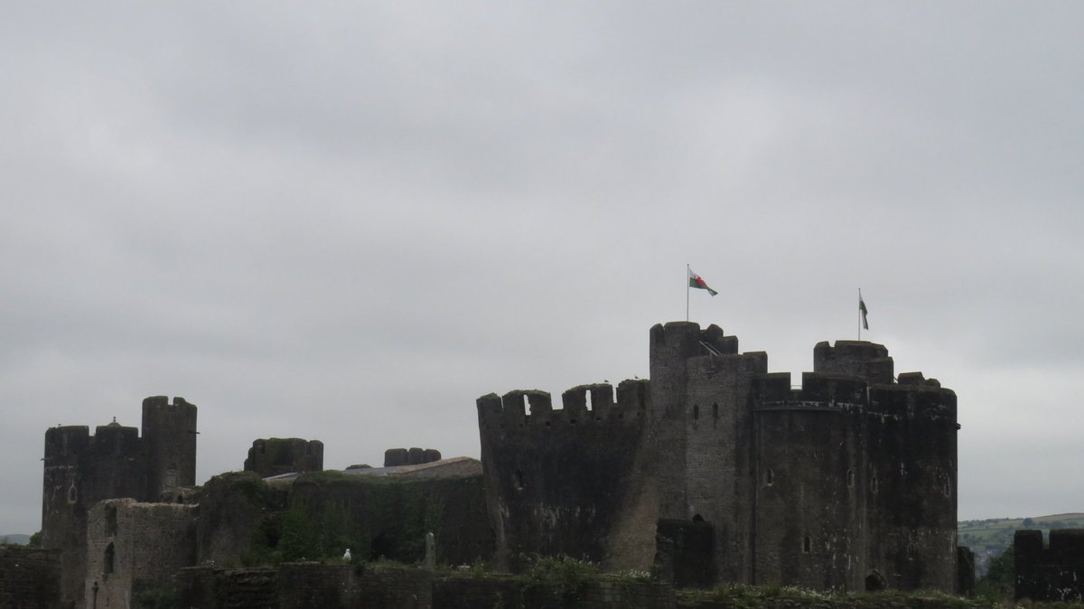 Some photographs of Caerphilly Castle from Tuesday the 16th June 2025, looking beautiful as ever 🏴󠁧󠁢󠁷󠁬󠁳󠁿🏴󠁧󠁢󠁷󠁬󠁳󠁿 <a href="/cadwwales/">Cadw</a> #CaerphillyCastle #CadwWales