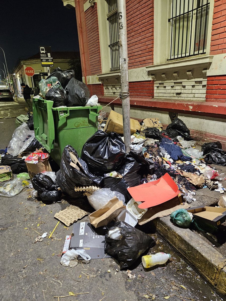 Cristian R. (@crmeco) on Twitter photo Otro día de inmundicia!
Otro día de indignidad!
Otro día de insalubridad!
Responsable = <a href="/desbordes/">Mario Desbordes Jiménez</a> + TODOS LOS QUE VOTARON POR EL!!!!
#SantiagoEnCrisisSanitaria
#CrisisSanitariaEnStgo
#CristianSanitaria
#BarrioYungay
#Santiago
<a href="/MiBarrioYungay/">Barrio Yungay</a>
<a href="/Muni_Stgo/">Santiago</a> Otro día de inmundicia!
Otro día de indignidad!
Otro día de insalubridad!
Responsable = <a href="/desbordes/">Mario Desbordes Jiménez</a> + TODOS LOS QUE VOTARON POR EL!!!!
#SantiagoEnCrisisSanitaria
#CrisisSanitariaEnStgo
#CristianSanitaria
#BarrioYungay
#Santiago
<a href="/MiBarrioYungay/">Barrio Yungay</a>
<a href="/Muni_Stgo/">Santiago</a>