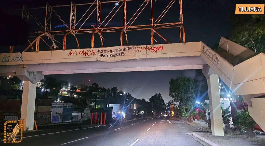 clnactivado_1's tweet image. A excasas 24 horas de la captura de Edwin Huerta Nuño “El Flaquito de Tijuana” apareció una narcomanta en un puente peatonal del Boulevard Fundadores la madrugada de este Miércoles 18 de Junio en Tijuana.
El mensaje decía “Tijuana seguirá siendo de colores att El Ingeniero”.