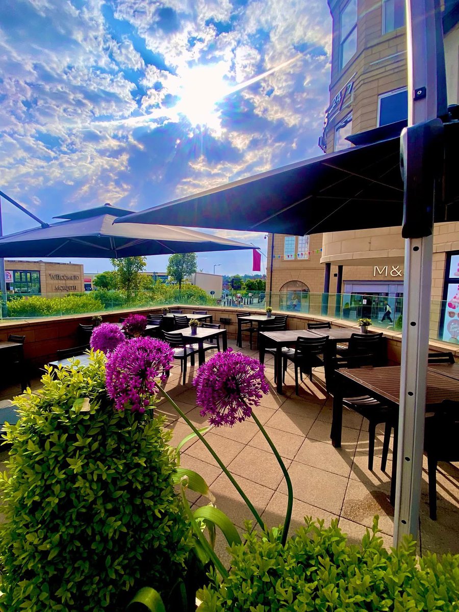 Warmer day today.  And we have the umbrellas up!! Perfect for coffee and cake ❤️