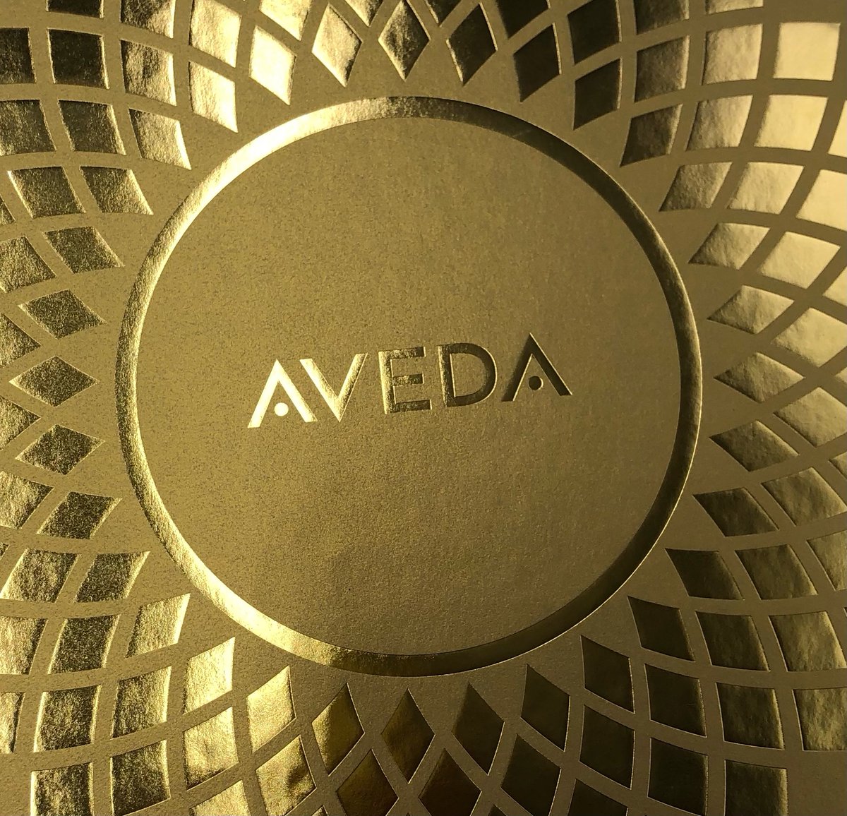 ShowcaseTweets's tweet photo. We worked with Aveda to create these striking round presentation boxes for their Miraculous Oil launch — wrapped in Peregrina Majestic Real Gold and finished with foil detailing on the lid to reflect the product’s premium feel.

See the full case study on our website. https://t.co/qkqXklDIOg