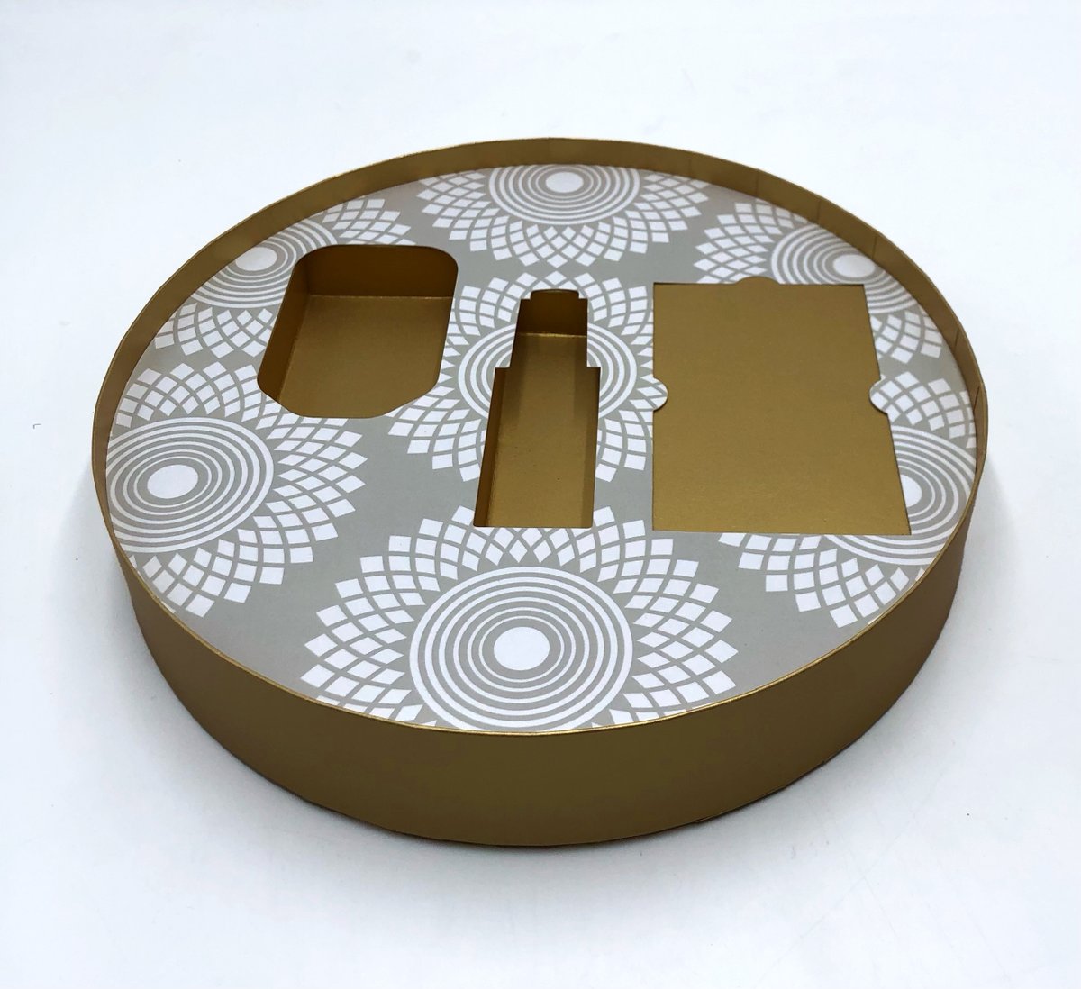 ShowcaseTweets's tweet photo. We worked with Aveda to create these striking round presentation boxes for their Miraculous Oil launch — wrapped in Peregrina Majestic Real Gold and finished with foil detailing on the lid to reflect the product’s premium feel.

See the full case study on our website. https://t.co/qkqXklDIOg