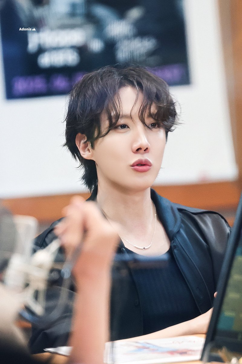 Hobi is so  pretty 🎀