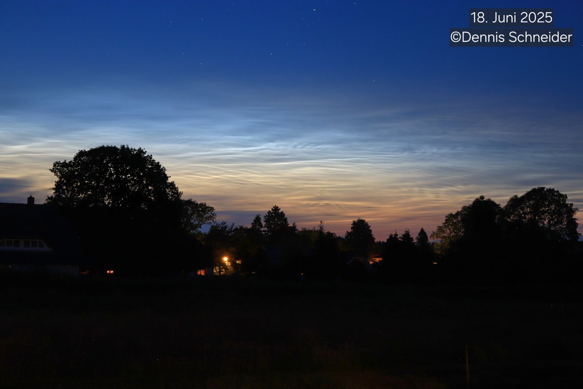 18. Juni 2025: Tolle Leuchtende #Nachtwolken (#NLC) heute Nacht am nördlichen Horizont. Aufgenommen um 00:20 Uhr in #Prerow auf dem Darß. <a href="/meteoHRO/">meteoHRO - Wetter MV</a>