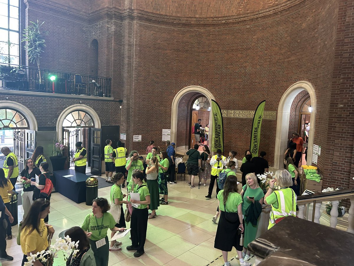Some of our Foodbank team have arrived in London to  join the Trussell Lobby Day and meet our MP Manuela Perteghella for Stratford-on-Avon to campaign for the Essentials Guarantee
#essentialsguarantee #suafoodbank #trussell