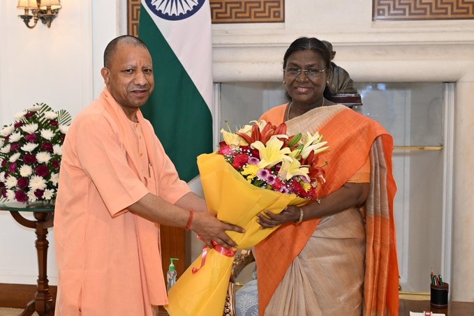 Chief Minister of Uttar Pradesh Yogi Adityanath called on President Droupadi Murmu at #RashtrapatiBhavan.

<a href="/rashtrapatibhvn/">President of India</a> <a href="/myogiadityanath/">Yogi Adityanath</a>