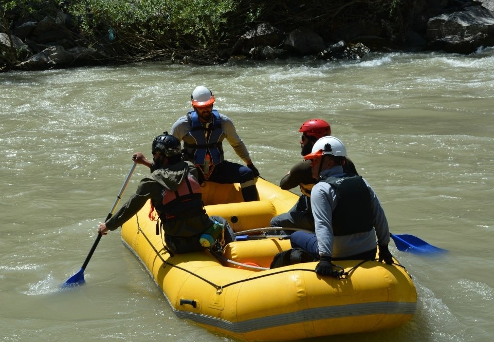 VEDAŞ Ekipleri Zap Vadisi'nde Engelleri Rafting Botu ile Aştı enerjimagazin.com/haber-vedas-ek…
<a href="/vedaselektrik/">VEDAŞ</a> 
<a href="/ahmetakboga/">Ahmet Sait</a> 
<a href="/ercankisacik/">Ercan Kısacık</a>
