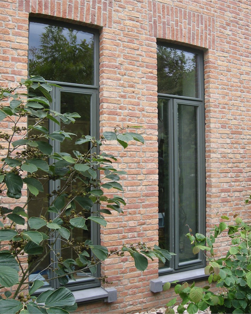 Dänische #Fenster – die Klassiker aus dem Norden zeichnen sich dadurch aus, dass sie nach außen öffnen.
Die Gestaltungsmöglichkeiten sind dabei groß, wodurch sich die Fenster sowohl für #Sanierungen als auch den #Neubau eignen und perfekt auf das Gebäude abgestimmt werden können.
