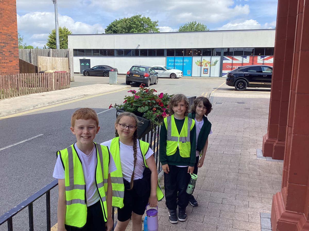 EcoGates's tweet image. As part of our ‘planter project’ in conjunction with Westhoughton Town Council, some of our members explored the local area and the planters that we are going to be maintaining! They look beautiful! @mywesthoughton @EcoSchools